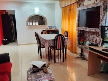 CASA TRES AMBIENTES VENTA LONGCHAMPS  CON PARQUE