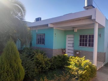 CASA TRES AMBIENTES VENTA LONGCHAMPS  CON PARQUE