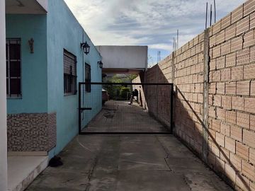 CASA TRES AMBIENTES VENTA LONGCHAMPS  CON PARQUE
