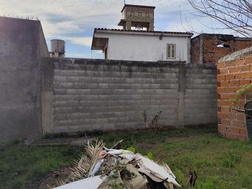 CASA TRES AMBIENTES VENTA LONGCHAMPS  CON PARQUE
