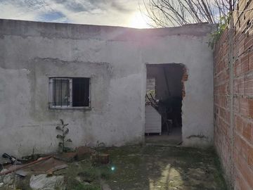 CASA TRES AMBIENTES VENTA LONGCHAMPS  CON PARQUE