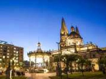 Departamento en venta 3 recamaras por Av Lazaro Cardenas y Parque Liberacion