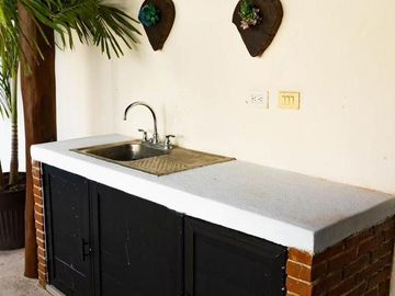 CASA EN VENTA POR AV COLEGIOS