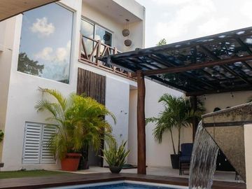 CASA EN VENTA POR AV COLEGIOS