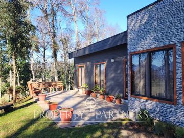 Moderna casa en media Ha de bosque y jardin