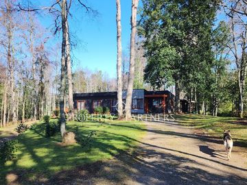Moderna casa en media Ha de bosque y jardin