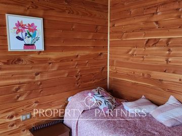 Moderna casa en media Ha de bosque y jardin