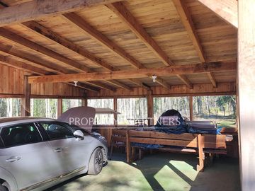 Moderna casa en media Ha de bosque y jardin