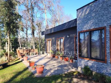 Moderna casa en media Ha de bosque y jardin