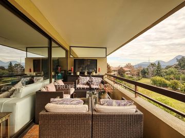 Departamento con vista despejada y parques, cercano a colegio