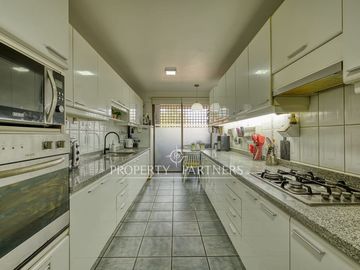 Departamento con vista despejada y parques, cercano a colegio