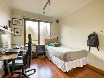 Departamento con vista despejada y parques, cercano a colegio