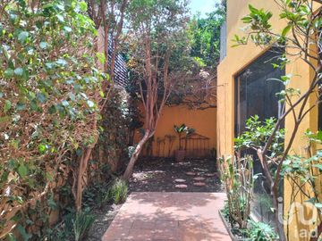 Casa en venta en Condominio cerca Glorieta de Vaqueritos y del Tec. de Monterrey