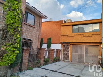 Casa en venta en Condominio cerca Glorieta de Vaqueritos y del Tec. de Monterrey