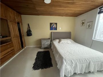 Venta de casa con renta en el sector la Camelia