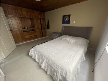 Venta de casa con renta en el sector la Camelia