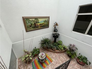 Venta de casa con renta en el sector la Camelia