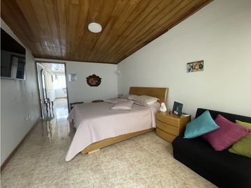 Venta de casa con renta en el sector la Camelia