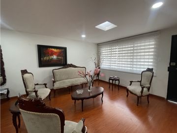 Venta de casa con renta en el sector la Camelia