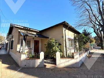Casa en  esquina de cinco ambientes con patio con parrilla y cochera