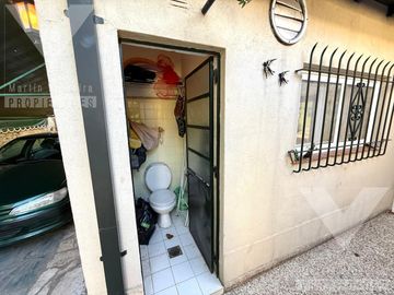 Casa en  esquina de cinco ambientes con patio con parrilla y cochera