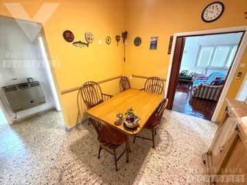 Casa en  esquina de cinco ambientes con patio con parrilla y cochera