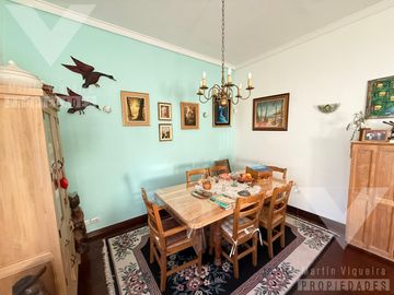 Casa en  esquina de cinco ambientes con patio con parrilla y cochera