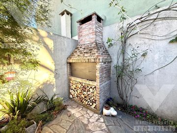 Casa en  esquina de cinco ambientes con patio con parrilla y cochera