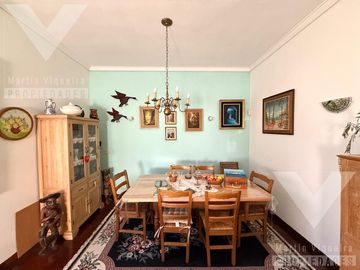Casa en  esquina de cinco ambientes con patio con parrilla y cochera