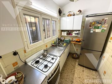 Casa en  esquina de cinco ambientes con patio con parrilla y cochera
