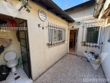 Casa en  esquina de cinco ambientes con patio con parrilla y cochera