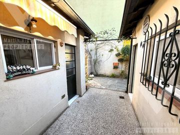 Casa en  esquina de cinco ambientes con patio con parrilla y cochera