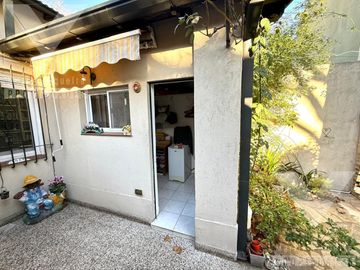 Casa en  esquina de cinco ambientes con patio con parrilla y cochera