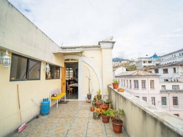 Centro Histórico Casa con Departamentos y Locales 912m2  Esmeraldas y Oriente
