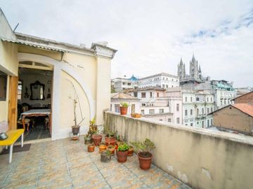 Centro Histórico Casa con Departamentos y Locales 912m2  Esmeraldas y Oriente
