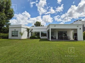Casa en venta, vista a laguna. Barrio Cerrado San Matías, Escobar