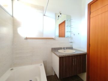 Renta casa en Sangolquí, 200 m2 3 dormitorios