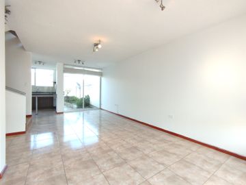 Renta casa en Sangolquí, 200 m2 3 dormitorios