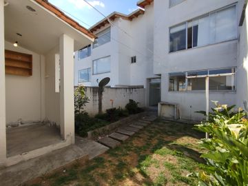 Renta casa en Sangolquí, 200 m2 3 dormitorios