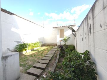 Renta casa en Sangolquí, 200 m2 3 dormitorios