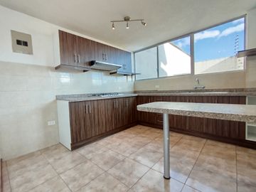 Renta casa en Sangolquí, 200 m2 3 dormitorios
