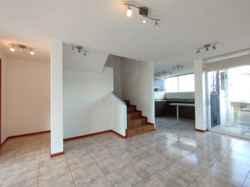 Renta casa en Sangolquí, 200 m2 3 dormitorios