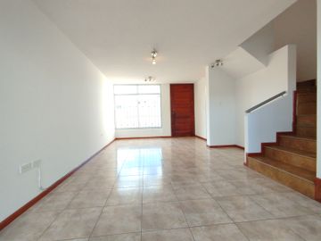 Renta casa en Sangolquí, 200 m2 3 dormitorios