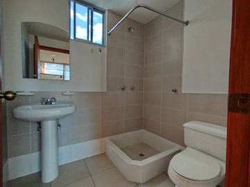 Renta casa en Sangolquí, 200 m2 3 dormitorios