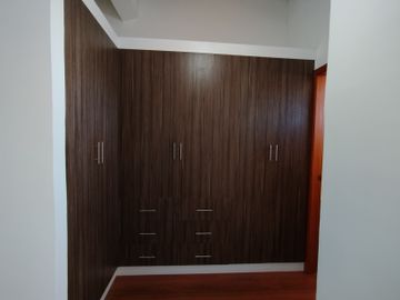 Renta casa en Sangolquí, 200 m2 3 dormitorios