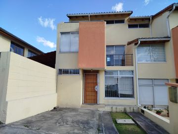 Renta casa en Sangolquí, 200 m2 3 dormitorios