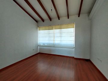 Renta casa en Sangolquí, 200 m2 3 dormitorios