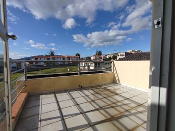 Renta casa en Sangolquí, 200 m2 3 dormitorios