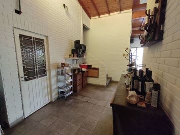 Venta Casa 5 Amb, con quincho y jardín - Haedo