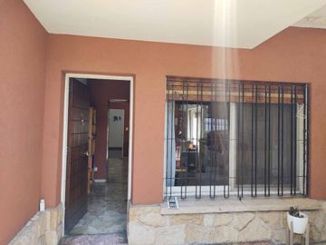 Venta Casa 5 Amb, con quincho y jardín - Haedo